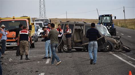 K­a­r­s­­t­a­ ­i­k­i­ ­o­t­o­m­o­b­i­l­ ­ç­a­r­p­ı­ş­t­ı­:­ ­1­ ­ö­l­ü­ ­4­ ­y­a­r­a­l­ı­